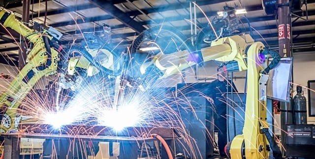 Industrial robotic arc welding system for heavy-duty manufacturing